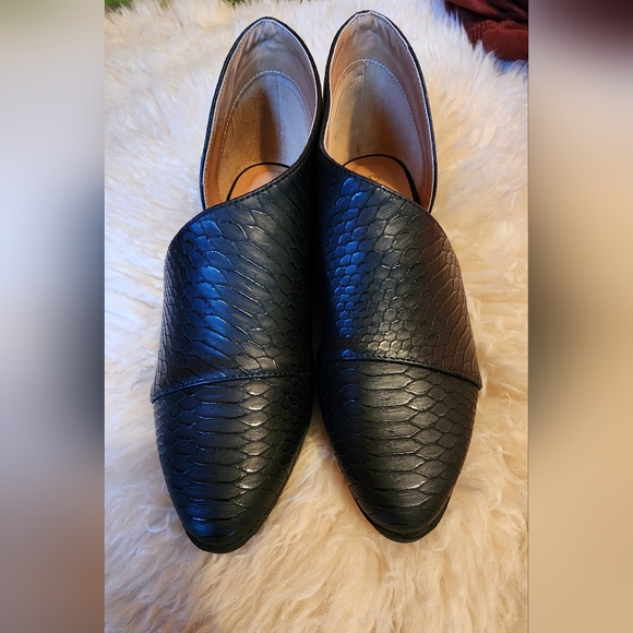 Qupid Shoes - NWOB Qupid Black Snakeskin Flat Wrap Loafers